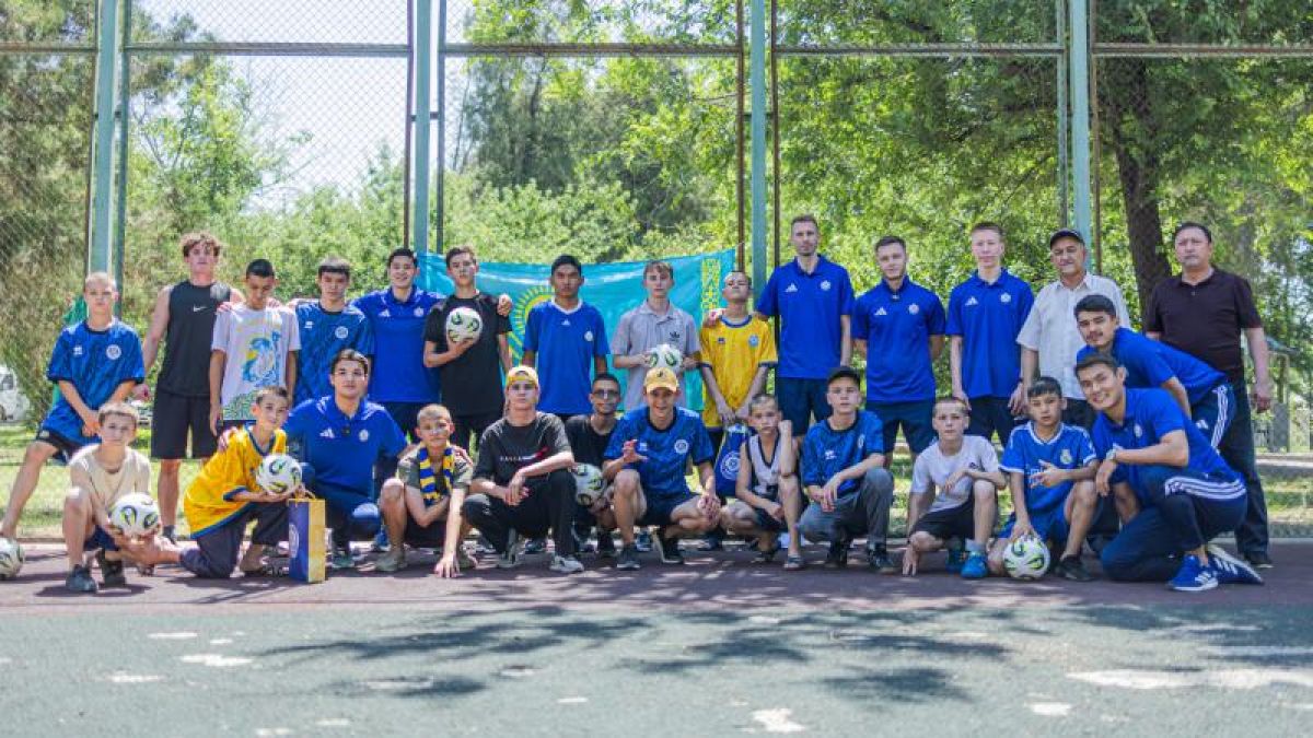 Ұлттық құрама футболшылары Шымкенттегі балаларға мерекелік көңіл-күй сыйлады